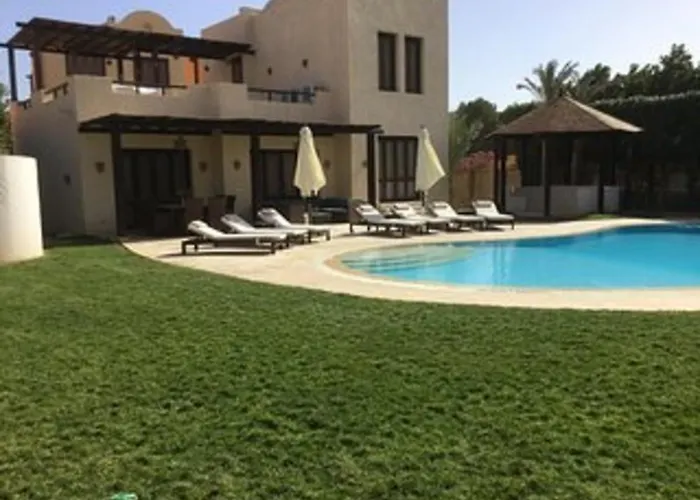 Private Heated Pool & Enclosed Garden فيلة *