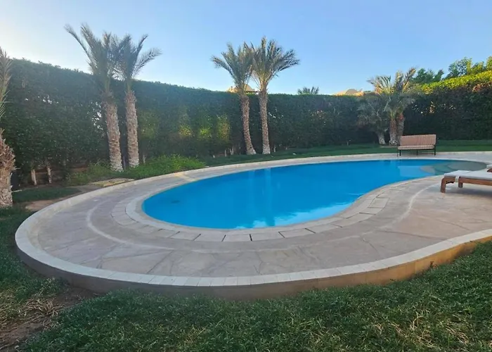 Private Heated Pool & Enclosed Garden *