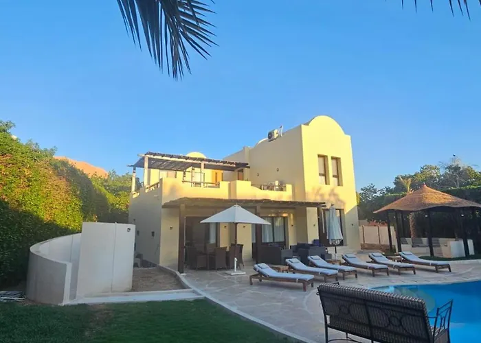 Private Heated Pool & Enclosed Garden فيلة